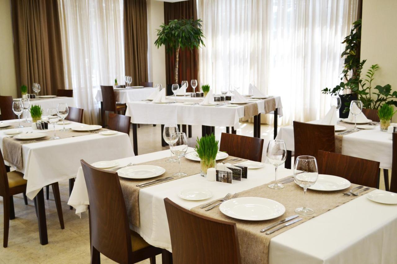 Ovis Hotel Kharkiv Bagian luar foto